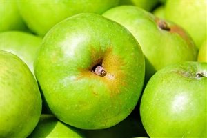 Photo by Couleur, via Pixabay | https://pixabay.com/en/apple-fruit-fruits-green-vitamins-1592588/